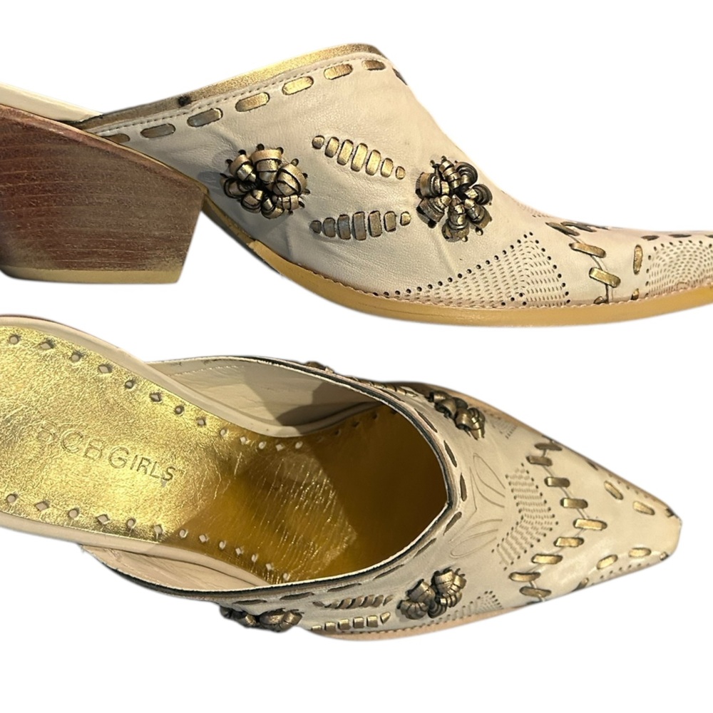 BCBGirls Vintage Inspired Embroidered Cowgirl Western Pointed Toe Slip On Shoes - Picture 3 of 11